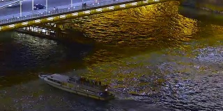 布达佩斯，多瑙河上的游船在斯切尼链桥下航行