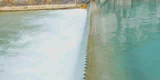法国安纳西运河中央的一个小瀑布