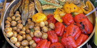 蔬菜烧烤蘑菇，甜椒，南瓜柜台上的烧烤店