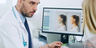 整形/整容外科医生咨询妇女面部提升手术，他指着电脑屏幕显示可能的结果和类型的面部提升，前额提升程序。