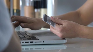 美容院顾客将信用卡交给管理员付款、办理银行业务视频素材模板下载