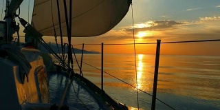 游艇上美丽的黎明