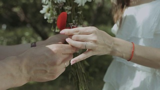 男人拿着盒子和戒指向他的女朋友求婚视频素材模板下载
