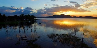 泰国东部春武里邦普拉水库美丽的日落天空