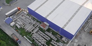 鸟瞰图的仓库存储或工业工厂或物流中心从上方。工业建筑物鸟瞰图