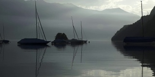 Iseltwald湖上的船的剪影在瑞士的宁静的早晨
