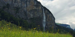 瀑布和草地在春天瑞士伯尔尼Lauterbrunnen