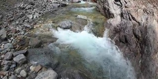 旅行者用动作摄影机探索一条山间河流。