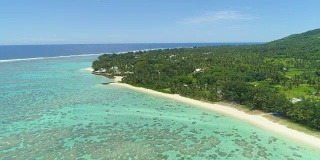 航拍:飞越壮观的珊瑚礁，前往海滨度假胜地。