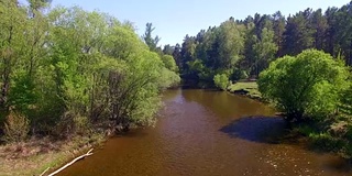 空中视频。夏季森林里有一条小山河