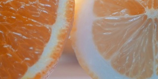 切柑橘，柠檬和橙子近距离观看近在一个白色的背景