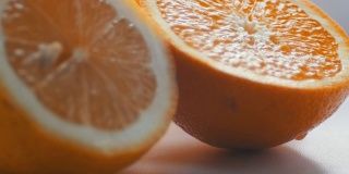 切柑橘，柠檬和橙子近距离观看近在一个白色的背景