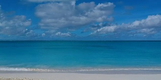 特克斯和凯科斯群岛，普罗维登夏莱斯，格雷斯湾海滩的无人机上升空中