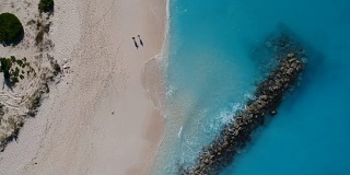 特克斯和凯科斯群岛，普罗维登夏莱斯，格雷斯湾码头的无人机下降空中