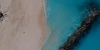 特克斯和凯科斯群岛，普罗维登夏莱斯，格雷斯湾码头的无人机下降空中