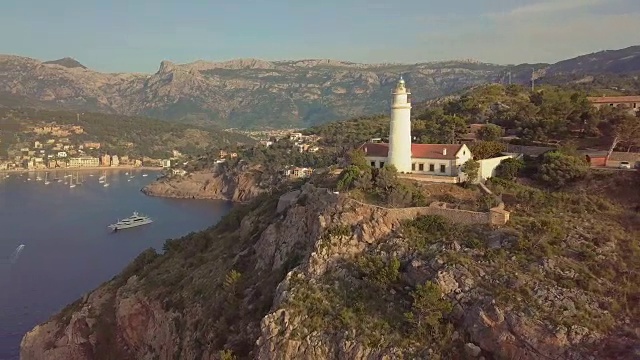 索勒港灯塔鸟瞰图，马略卡岛。地中海