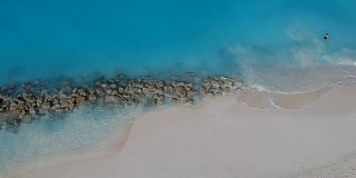 特克斯和凯科斯群岛，普罗维登夏莱斯，格雷斯湾码头的无人机上升空中