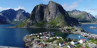 挪威罗浮敦群岛上的小渔村哈姆诺伊的航拍镜头，以其典型的红色房屋和自然美景成为热门旅游目的地。空中4k超高清。
