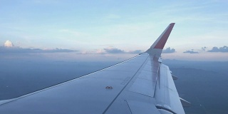 通过飞机机翼的客机窗口鸟瞰图
