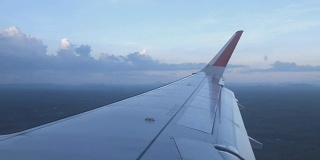 通过飞机机翼的客机窗口鸟瞰图