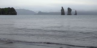 堪察加半岛海景在太平洋的岩石岛屿