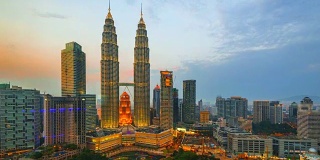 4K延时从白天到夜晚俯瞰双子星塔，在吉隆坡，马来西亚