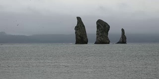 堪察加半岛海景:太平洋上岩石嶙峋的岛屿，风景如画