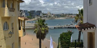 Praia da Ribeira的时光流逝，Cascais，葡萄牙，一个亲密的海滩附近的火车站和受游客欢迎