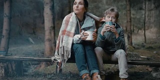 母亲和儿子坐在火盖格子茶