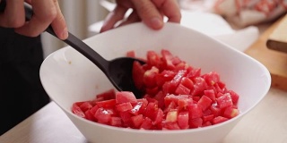 简单的番茄沙拉，制作而成