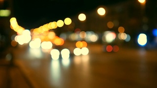 散焦灯洛杉矶街道抽象。城市模糊背景。夜景交通的移动散景圈。视频素材模板下载