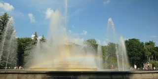 在公园的一个大喷泉上形成了一道美丽的彩虹。水冲击