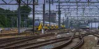 驶离和到达阿姆斯特丹中央车站的火车