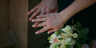 慢慢靠近，新娘和新郎，手上戴着结婚戒指
