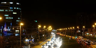 城市的夜间交通。间隔拍摄。公路夜景与市区交通夜景，时光流逝。