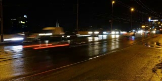 城市的夜间交通。间隔拍摄。公路夜景与市区交通夜景，时光流逝。