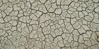 干渴与中暑概念在干热的沙漠干燥的地面上