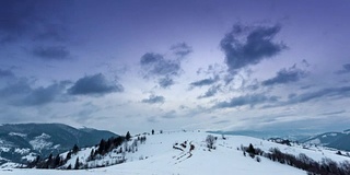 山峰上的雪被风吹走了。冬天的风景。天很冷，下着雪。