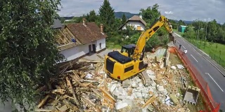 被大型挖掘机拆除的房子