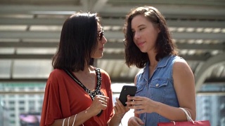 年轻的亚洲女人用信用卡在手机上购物视频素材模板下载