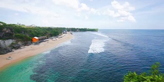 巴厘岛上美丽的海浪景色