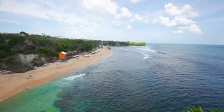 巴厘岛上美丽的海浪景色