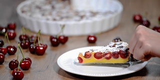 樱桃克拉弗提-传统的法国甜水果甜品克拉弗提配樱桃。