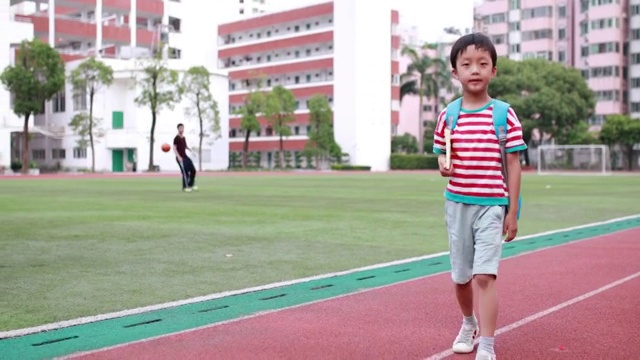 小男孩步行去学校