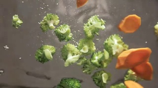 将西兰花和胡萝卜放入沸水中，动作缓慢视频素材模板下载