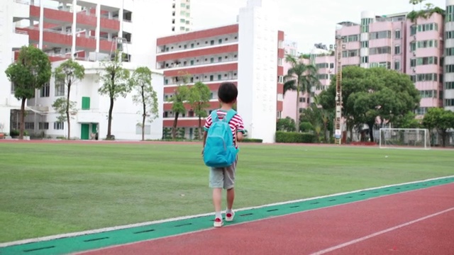 小男孩步行去学校