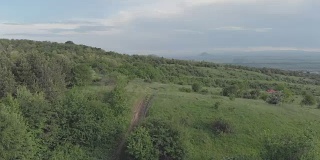 飞过乡间小路，照相机升到地平线上。该视频是在Mavik Air上拍摄的100mvps 4k