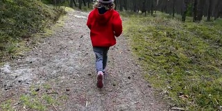 年轻女孩在森林里奔跑的慢镜头