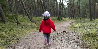 小女孩在森林里奔跑
