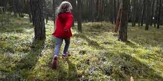 年轻女孩在森林里奔跑的慢镜头